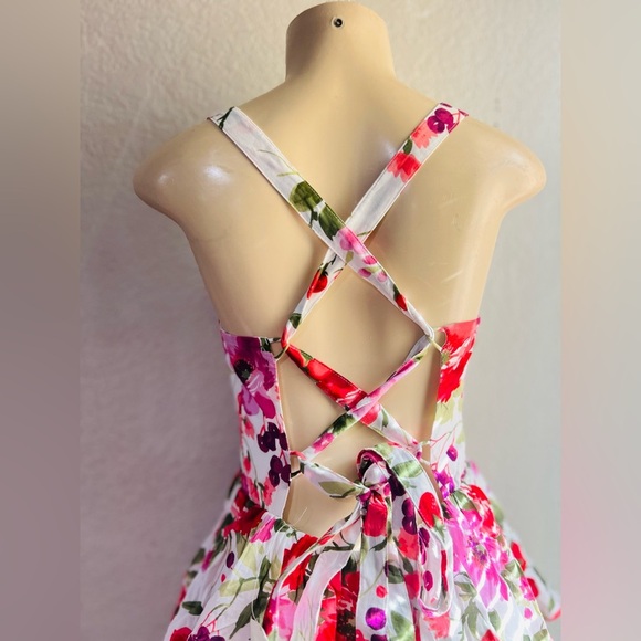 Abercrombie & Fitch Lace-Up
Back Tiered Maxi Dress MEDIUM SIZE - Picture 7 of 7